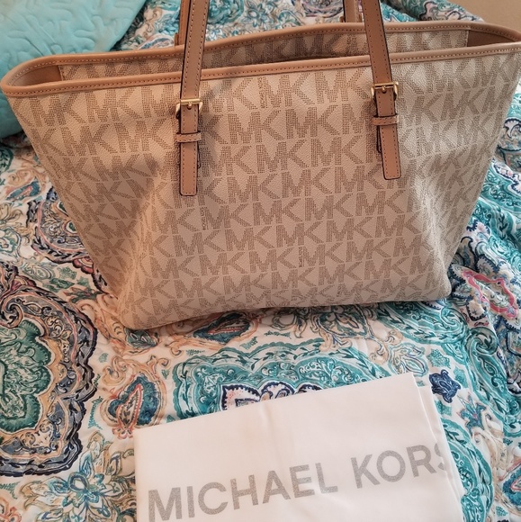 Michael Kors Jet Set Travel Tote - Picture 2 of 4